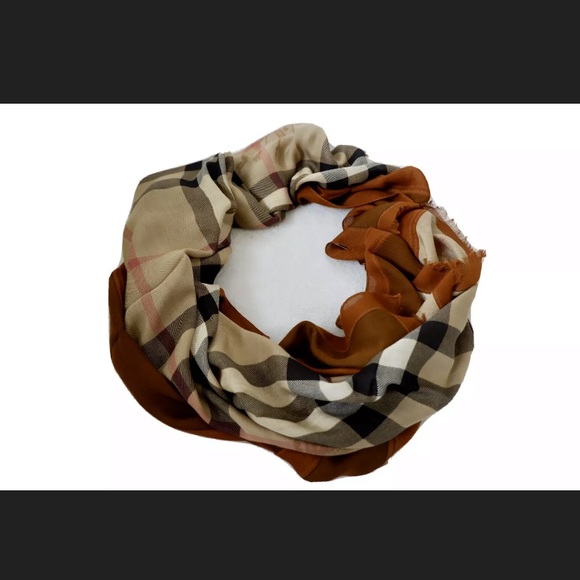 Burberry haymarket scarf - Picture 7 of 8